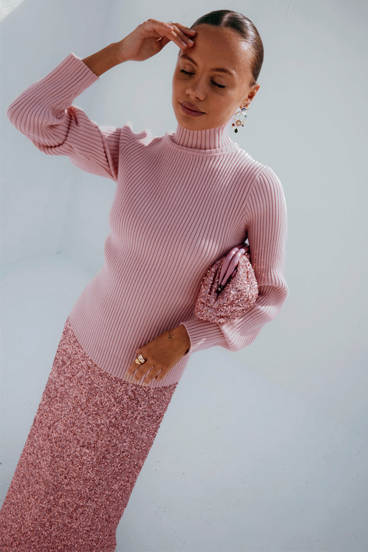 caption_Model wears 
 Pink Rib Knit Jumper in size XS