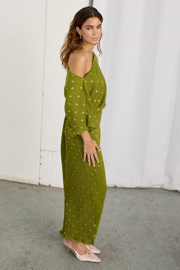 caption_Model wears Olive Tilly Dress in UK size 10/ US 6