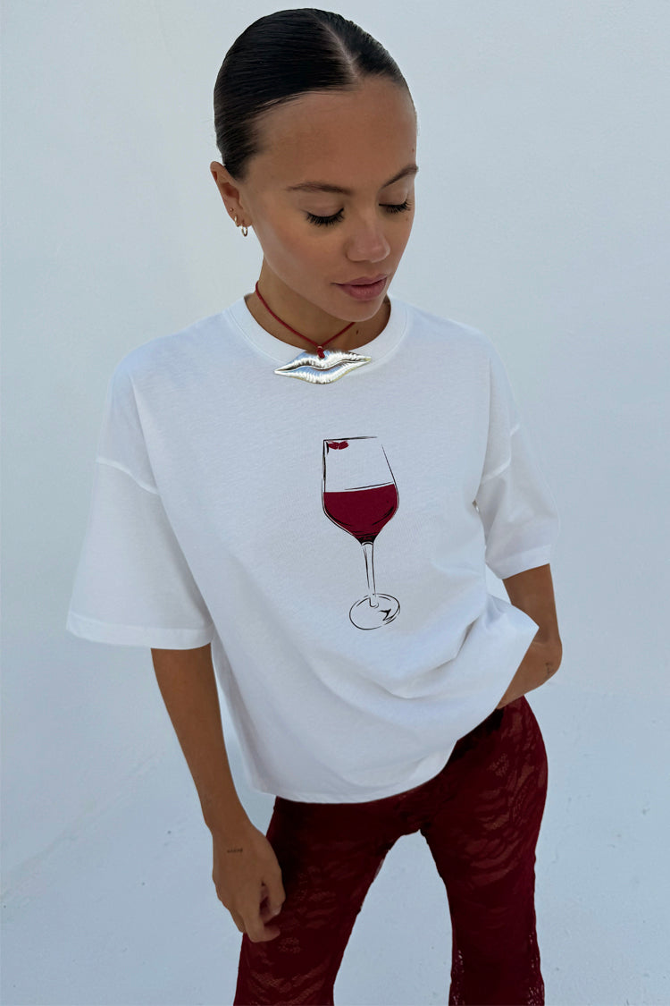 caption_Model wears Vino T-Shirt in UK size M