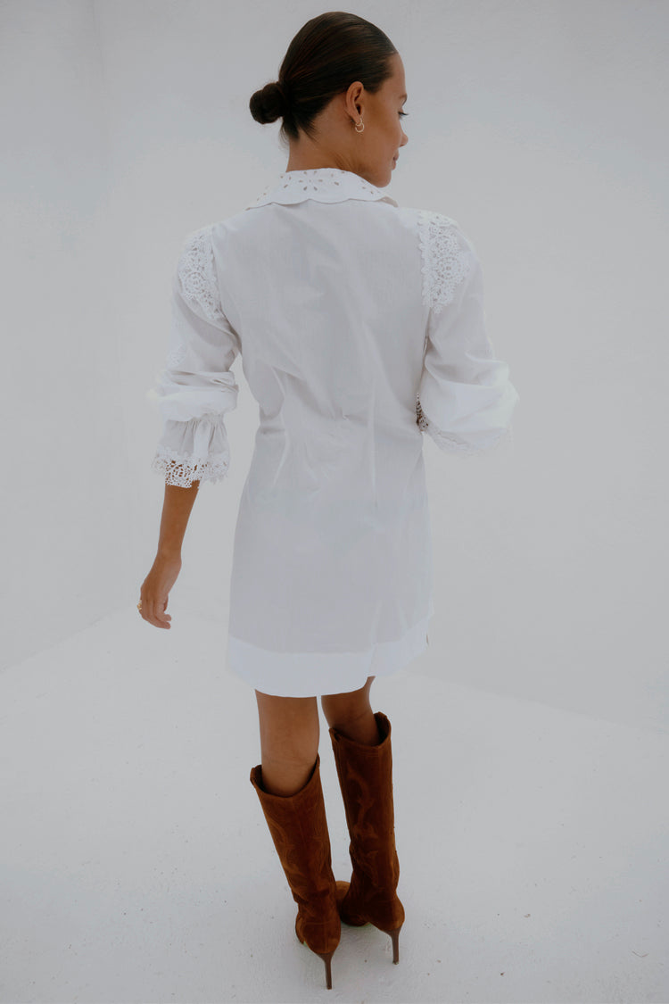 caption_Model wears White Sicily Shirt Dress in UK size 8/ US 4