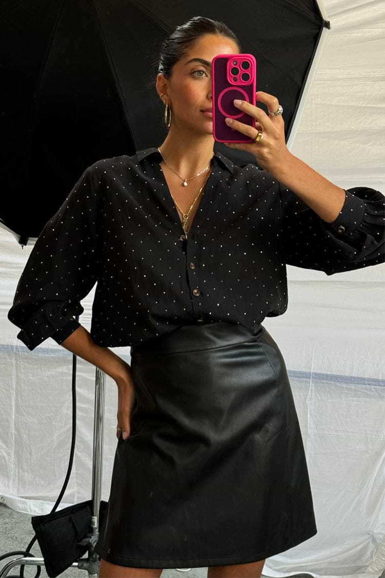 caption_Model wears Black Stud Miley Shirt in UK size 10/ US 6