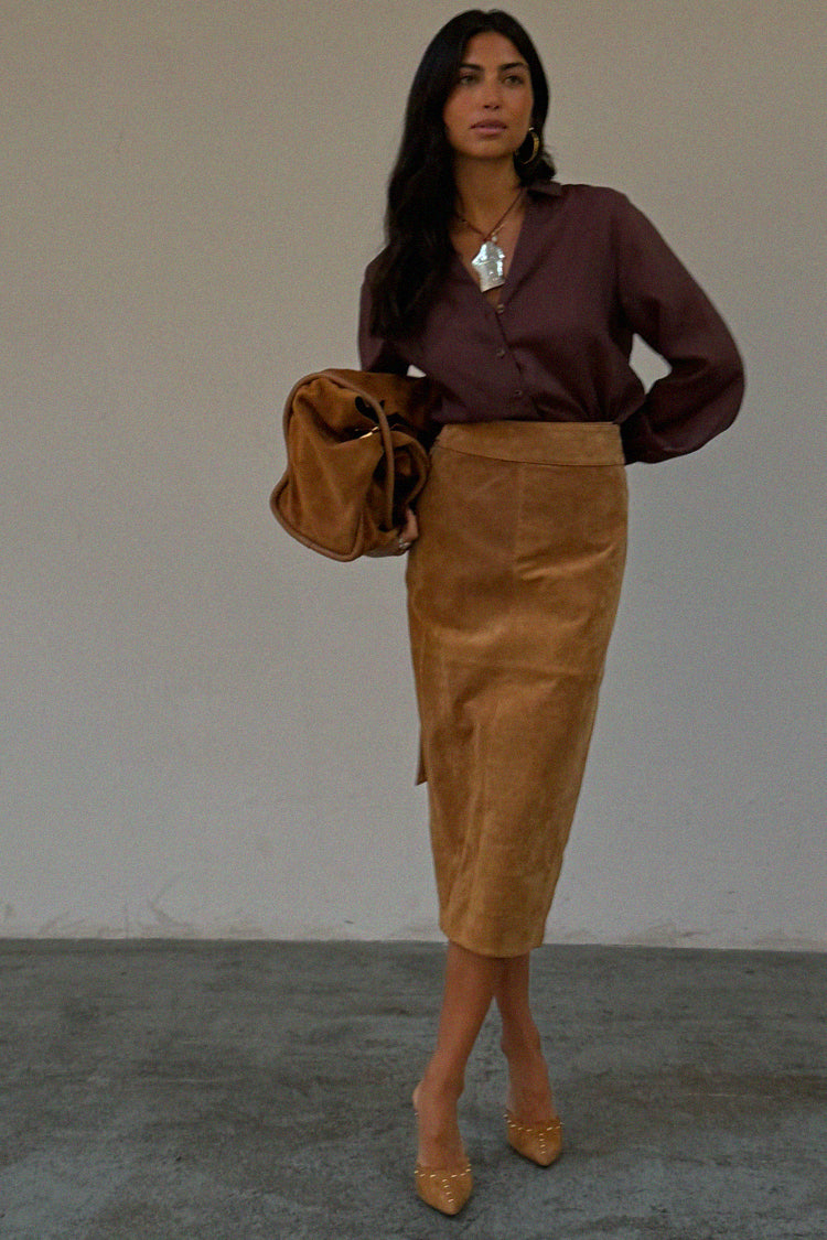 caption_Model wears Suede Jaspre Skirt in UK size 10/ US 6