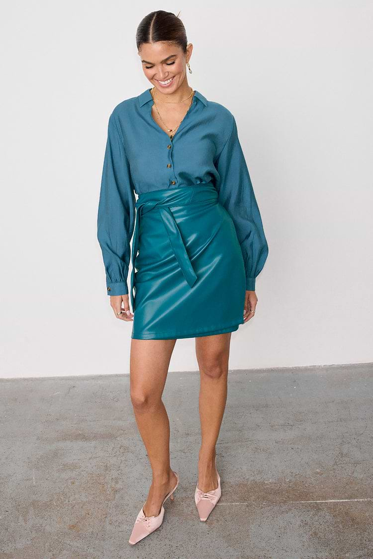 caption_Model wears Teal Vegan Leather Mini Jaspre Skirt in UK size 10/ US 6