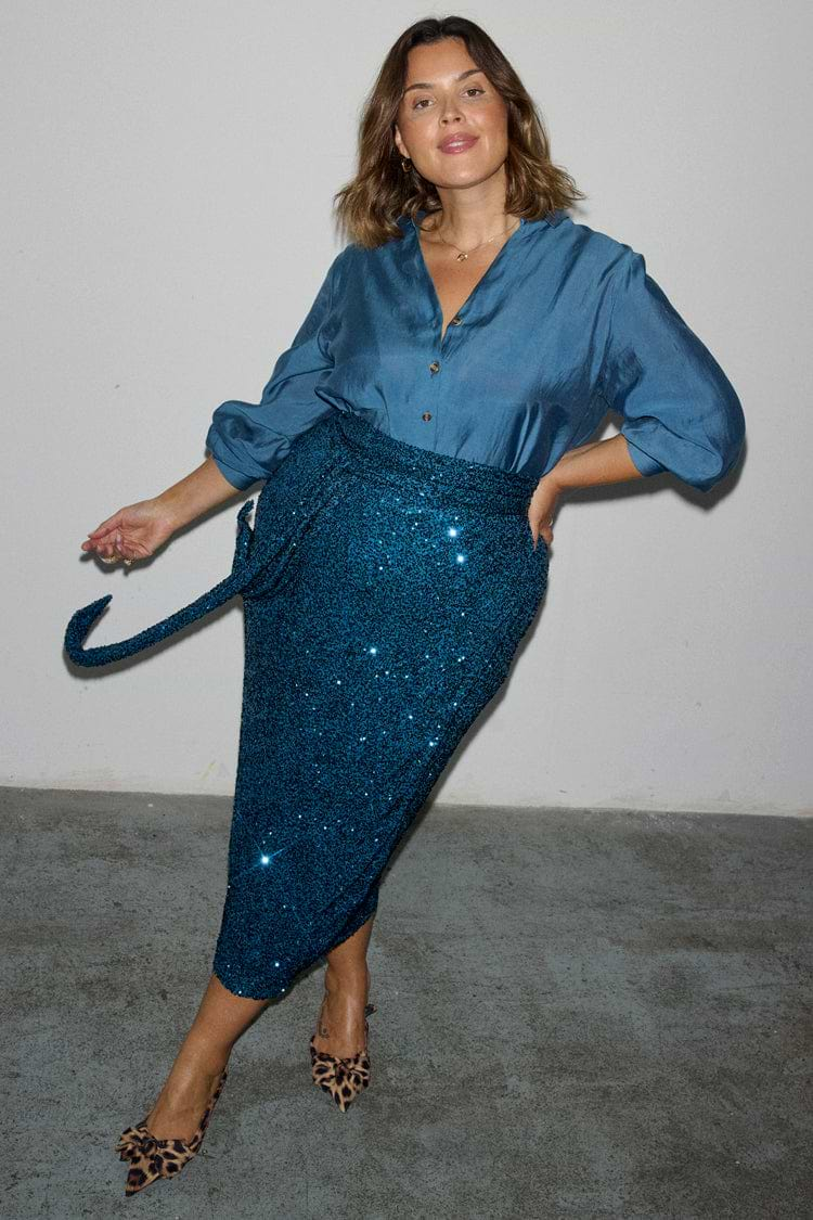 caption_Model wears Teal Sequin Jaspre Skirt in UK size 18/ US 14