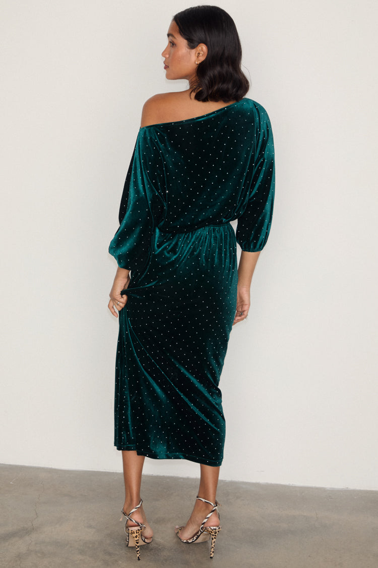 caption_Model wears Emerald Velvet Tilly Dress  in UK size 8/ US 4