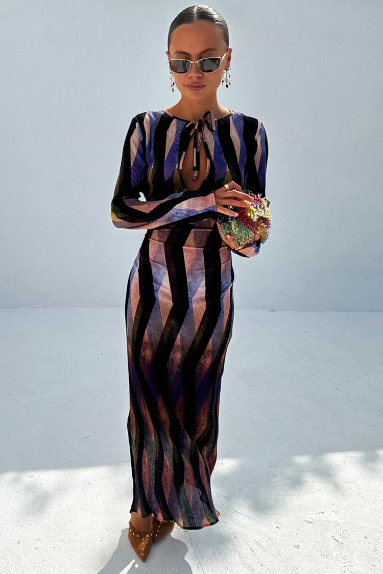 caption_Model wears Zig Zag Gaia Plisse Dress  in UK size 8/ US 4