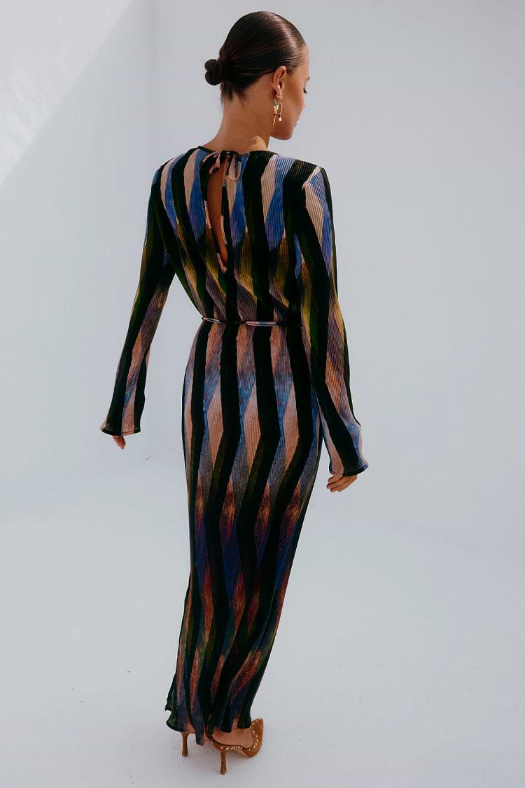 caption_Model wears Zig Zag Gaia Plisse Dress  in UK size 8/ US 4