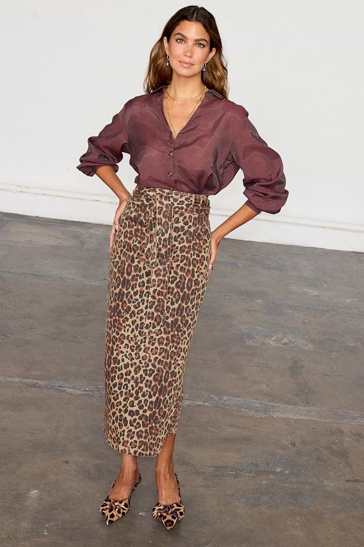 caption_Model wears Leopard Lucia Denim Jaspre Skirt in UK size 10/ US 6