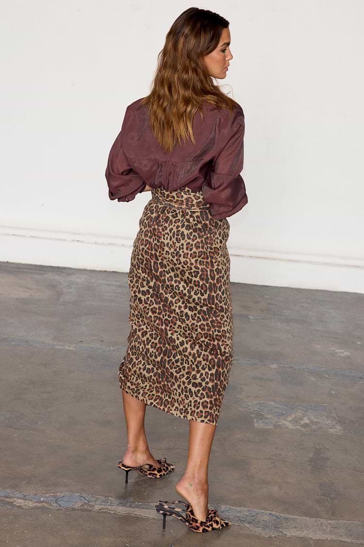 caption_Model wears Leopard Lucia Denim Jaspre Skirt in UK size 10/ US 6