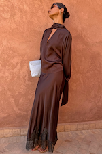 Blusa Chocolate Tie Neck in satin con gonna in pizzo coordinata e clutch bianca.