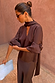Blusa Chocolate Tie Neck in raso marrone con nastro al collo e gonna coordinata.
