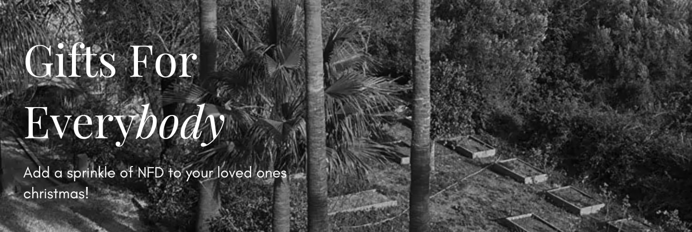 zoomed in picure of mallorca print with gifts for everybody text on top