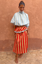 Abito multi-wear Tomato Stripe a righe rosse e cammello con volant azzurri e collo alto.