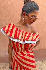 Modella con il mini abito Tomato a righe rosse e cammello con scollo a balze e finiture a contrasto.