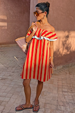Mini abito Tomato Stripe a righe rosse e cammello con scollo a volant e spalle scoperte.