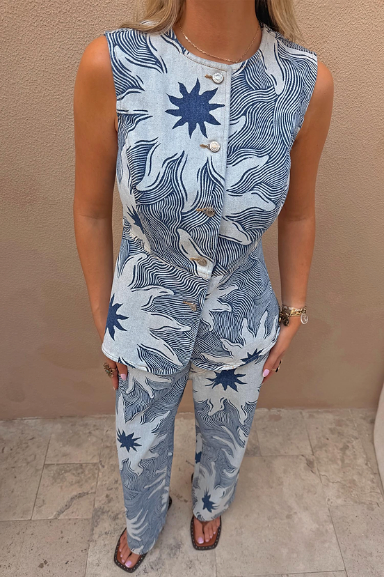 Gilet in denim Soleil con stampa a onde e soli blu in un set coordinato con pantaloni.