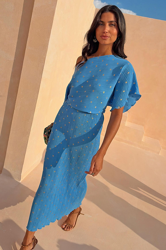 Abito Tilly in plissé blu con pagliuzze dorate su una modella alta 170 cm in taglia M.