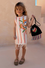 Bambina con l'abito Banana in jersey di cotone panna a righe arancioni, con motivo a banane e orlo con frange.