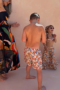 Shorts da mare panna da bambino con stampa a banane multicolore, parte di un set coordinato da vacanza.