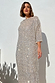 Abito Jem midaxi di paillettes argento indossato da una modella alta 170 cm in taglia L/XL.