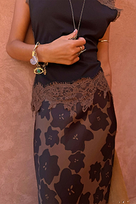 Gonna Maeva con stampa floreale Jaden color tan, bordo in pizzo, top nero e gioielli dorati.