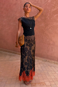 Gonna Maeva con stampa floreale Jaden color tan, orlo in pizzo arancione e top nero con bordi in pizzo.