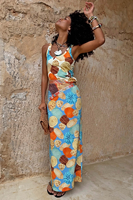 Gonna Shell Ribbed blu e arancio con stampa a conchiglie; la modella è alta 173cm e indossa la taglia 42.