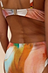 Slip bikini Abstract con stampa multicolore vivace e piccolo ciondolo logo metallico sul retro.