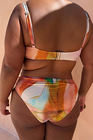 Slip bikini a V Abstract con vivace stampa artistica e top coordinato con gancio dorato.