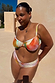 Modella curvy con top bikini arricciato Abstract dalla stampa vivace e slip coordinati.