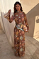 Modella con l'abito Star Fawn Aria Mesh marrone con stampa a pois fawn e motivi celestiali.