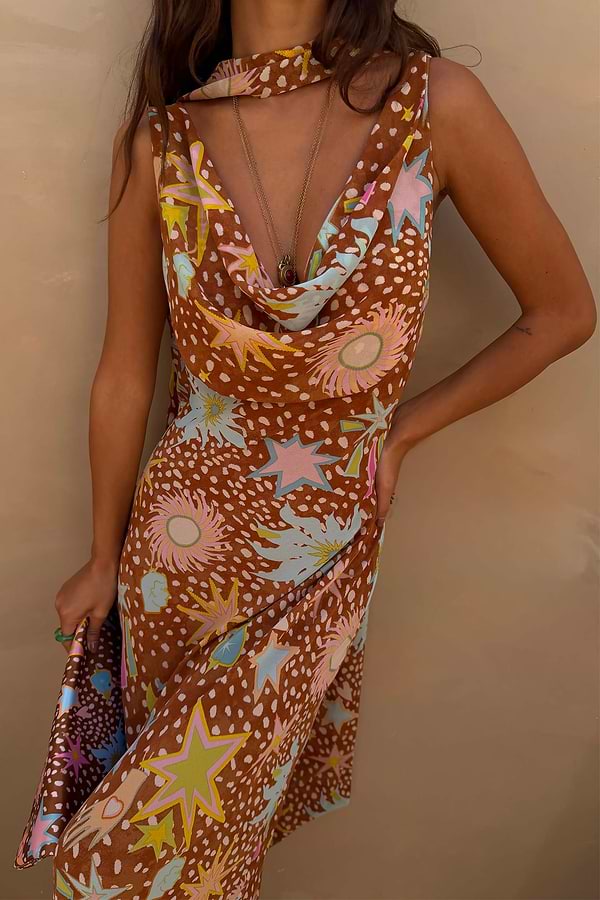 Abito Star Fawn Sophie marrone con scollo a cappuccio drappeggiato e vivace stampa a stelle.