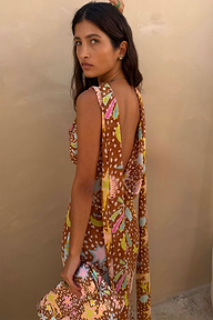 Abito Sophie Star Fawn marrone con stampa a stelle e schiena scoperta; la modella è alta 163 cm.