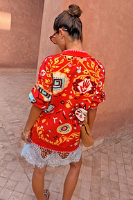 Cardigan Martha Tomato Tapestry rosso con motivi di sole e mani, visto dal retro in una vestibilità morbida.