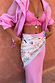 Bandana panna con stampa Tigress annodata in vita sopra una gonna rosa e bralette in pizzo.