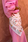Bandana panna con stampa Tigress e cuori, indossata come accessorio sopra un outfit rosa coordinato.