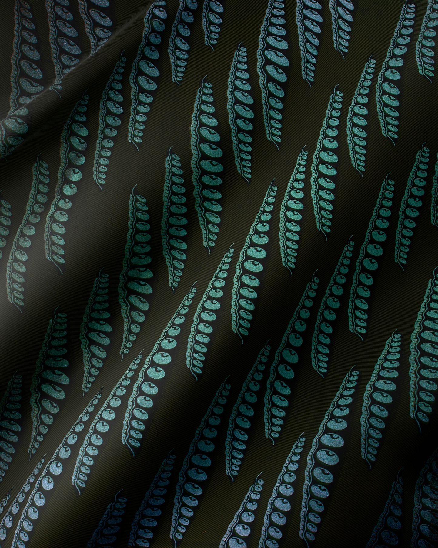 Sky Wax | VL04339.115 | Red-Green Pearl Embellished