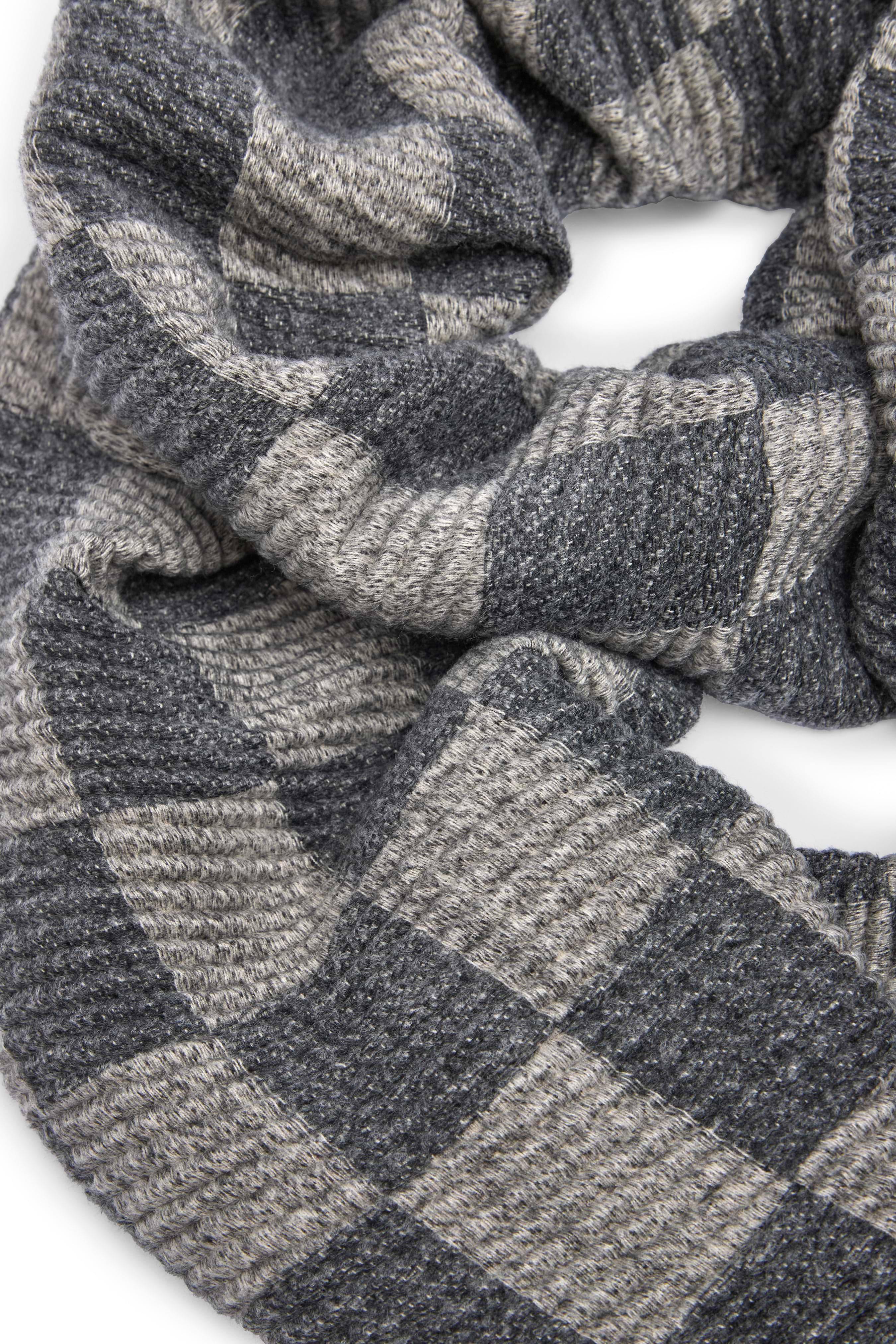 Crinkled Checkered Scarf – SAACHI