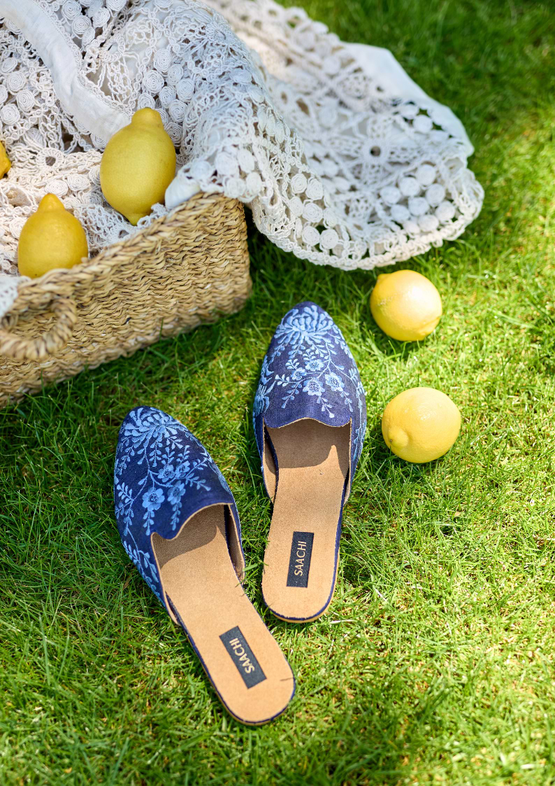 Flower and Leaf Motif Shoe Pointed Flat Mule