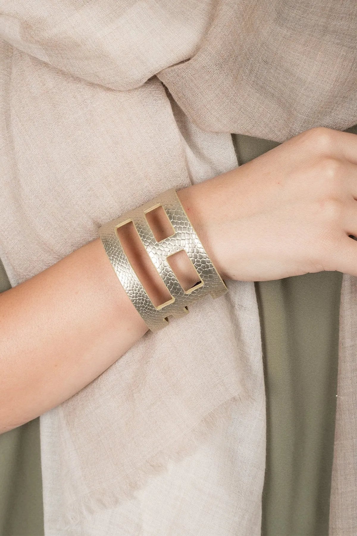 Jaanavar Cuff Bracelet Gold