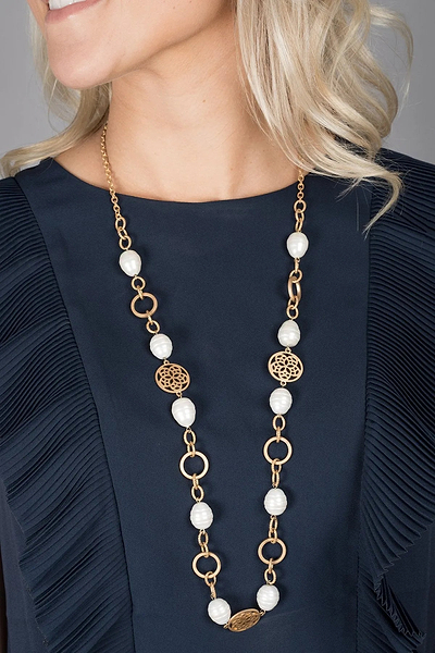 Medallion Pearl Necklace Gold