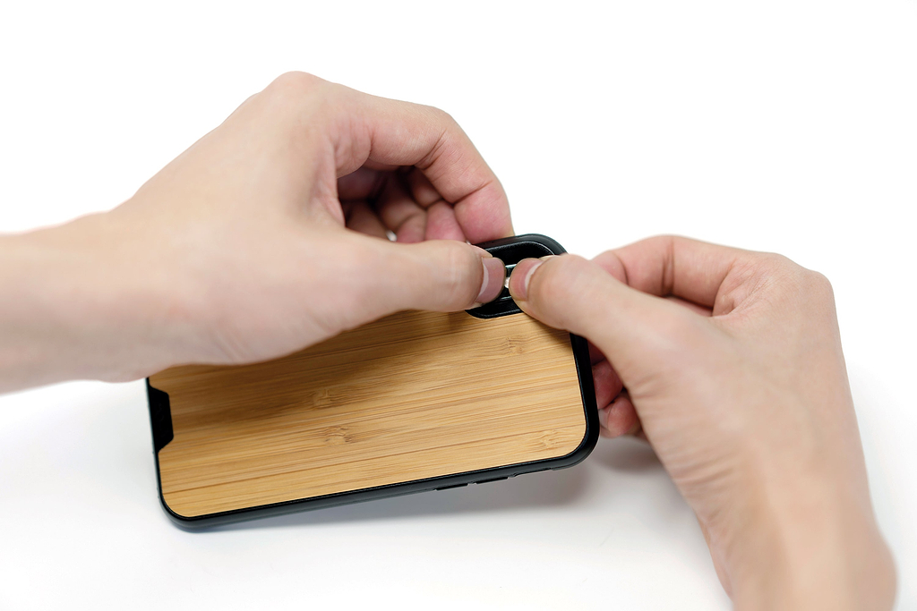 step 1 to take off phone case