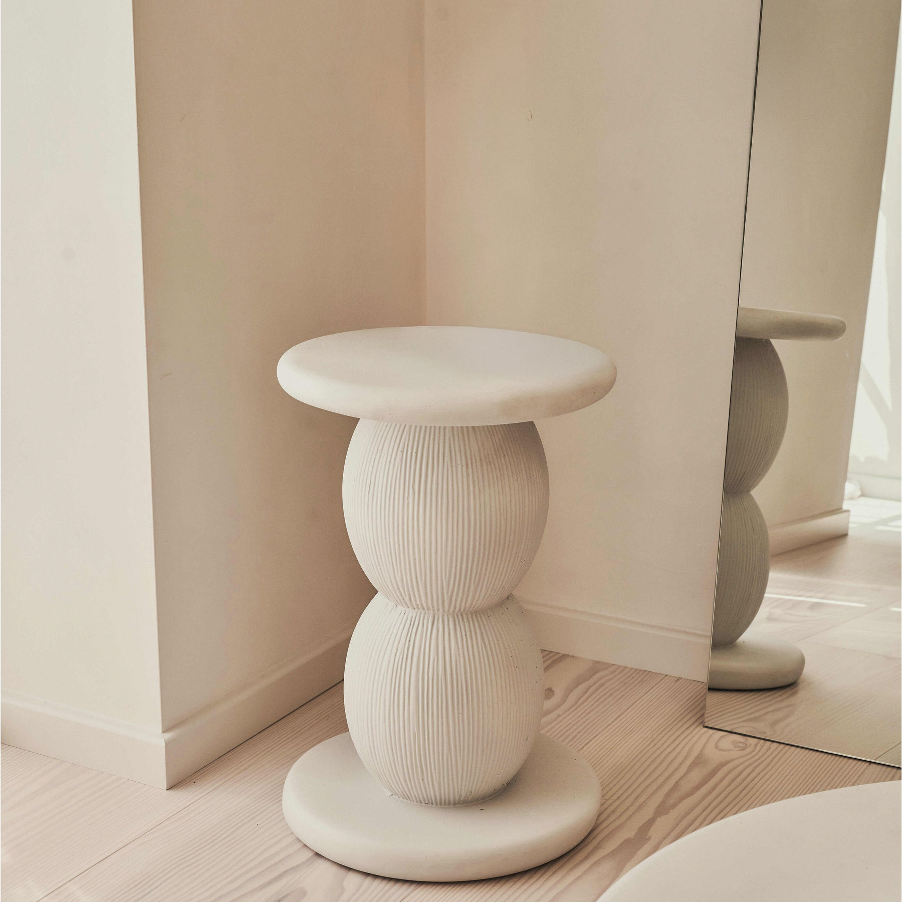Leonardo - Minimal Concrete Ball Side Table