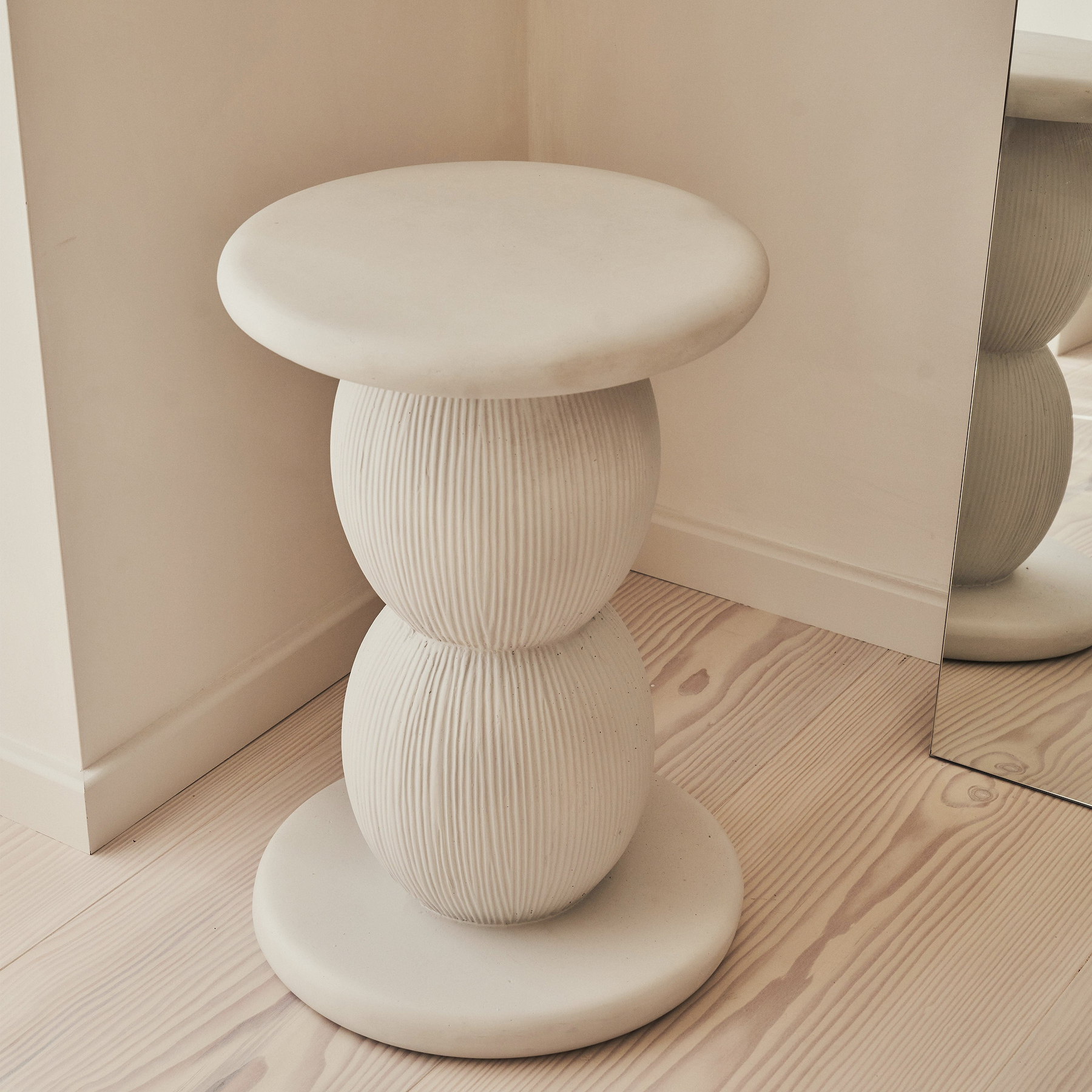 Leonardo - Minimal Concrete Ball Side Table