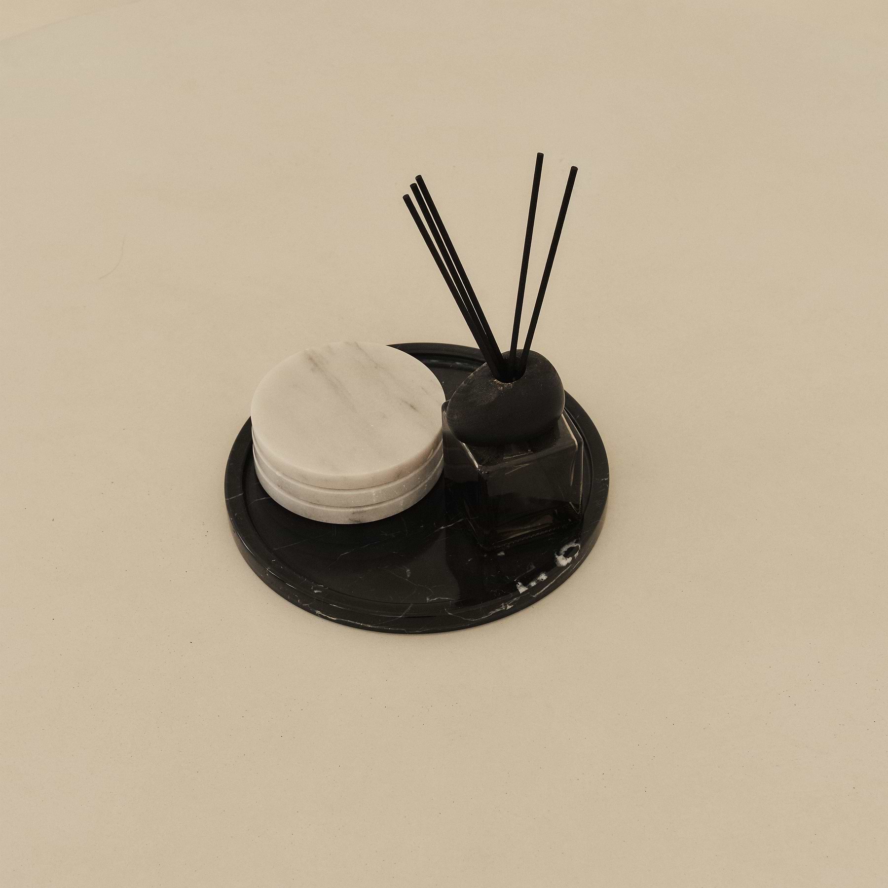 Travara - Black Marble Round Decorative Tray