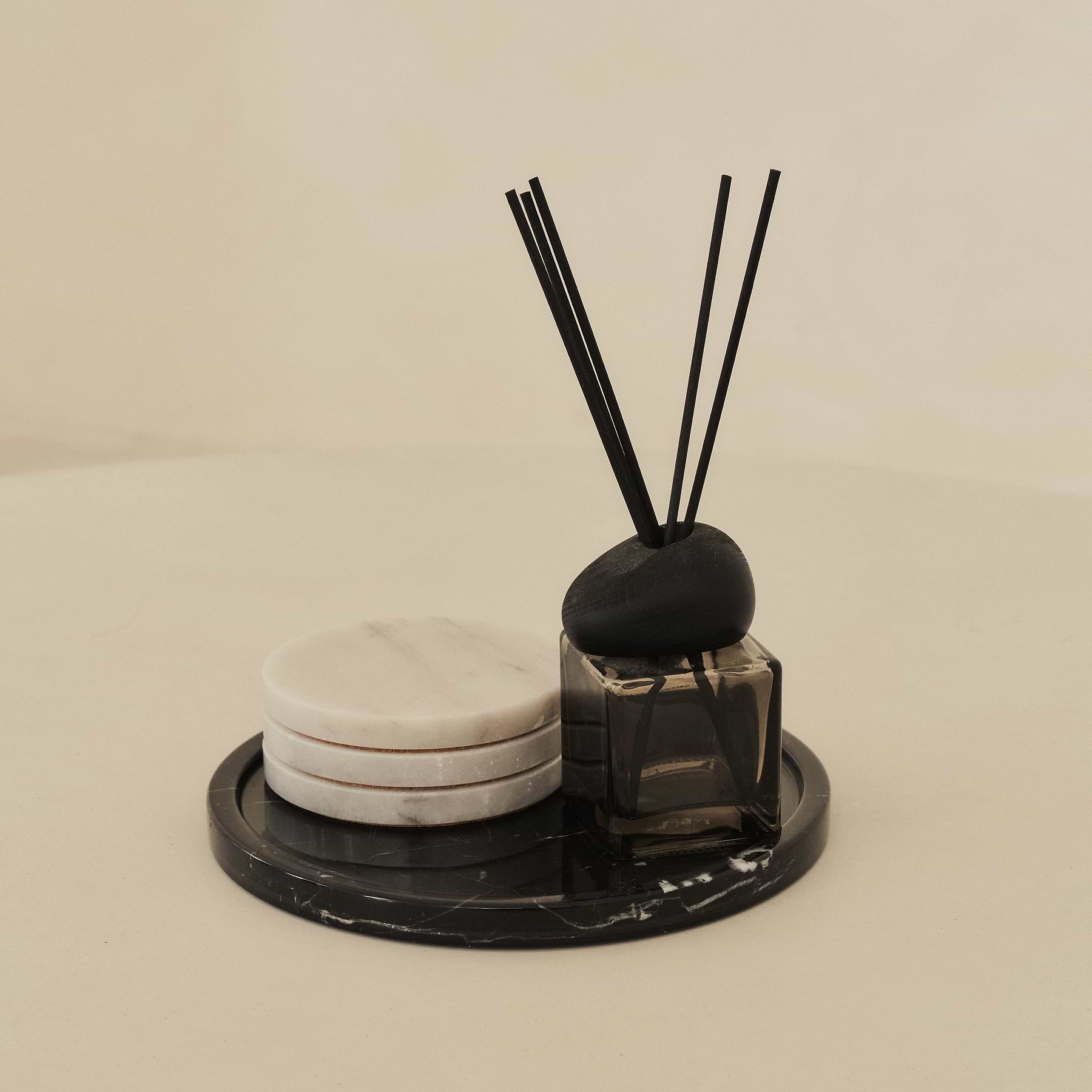 Travara - Black Marble Round Decorative Tray