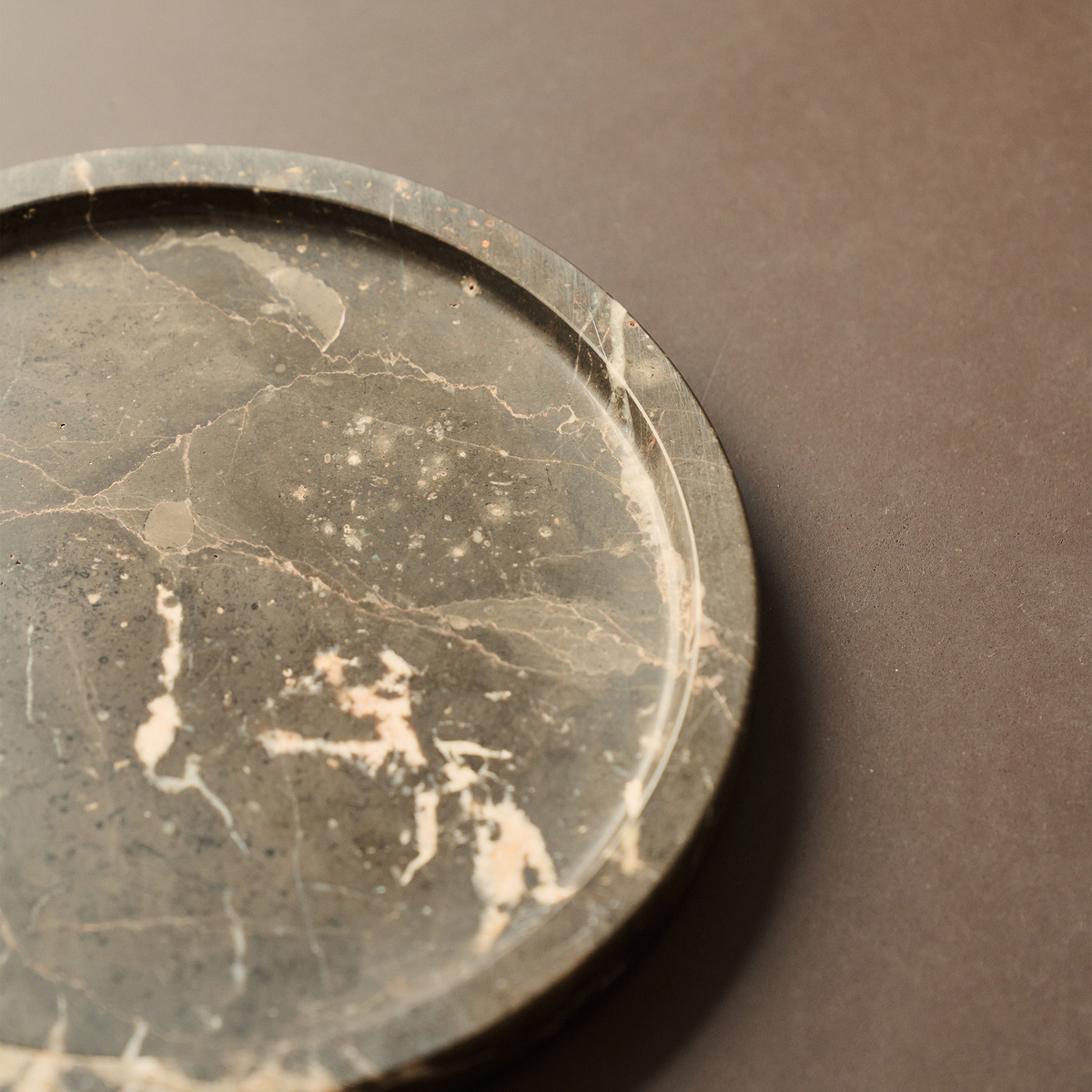 Travara - Dark Emperador Marble Round Decorative Tray