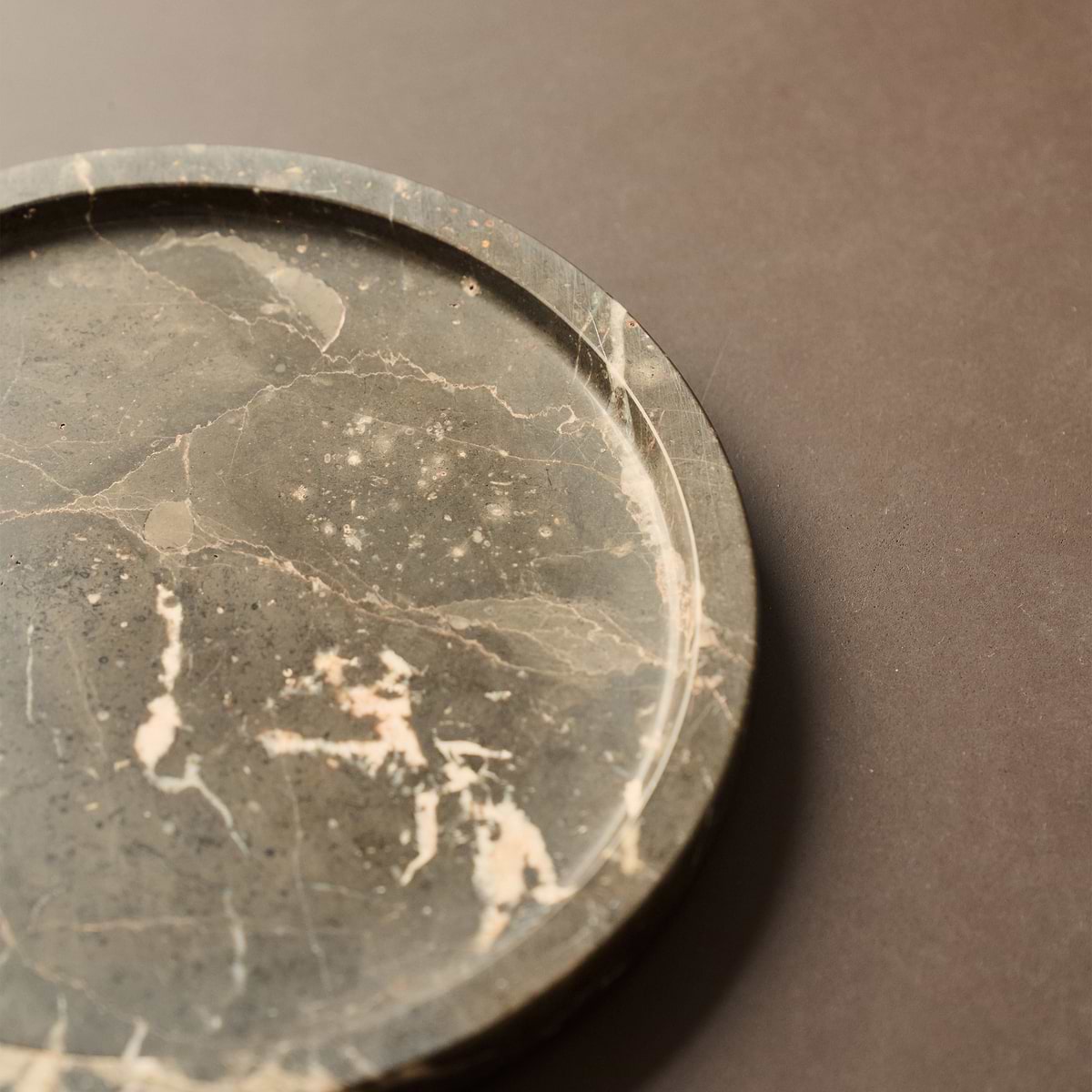 Travara - Dark Emperador Marble Round Decorative Tray