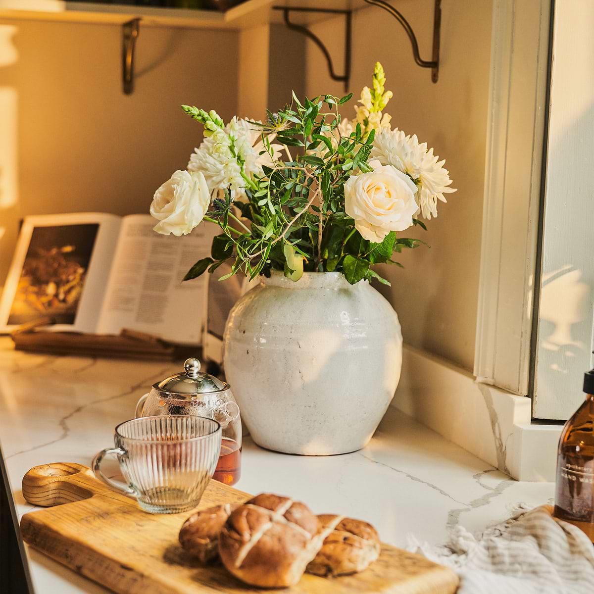 Cyra - Large Ivory Gloss Ceramic Vase