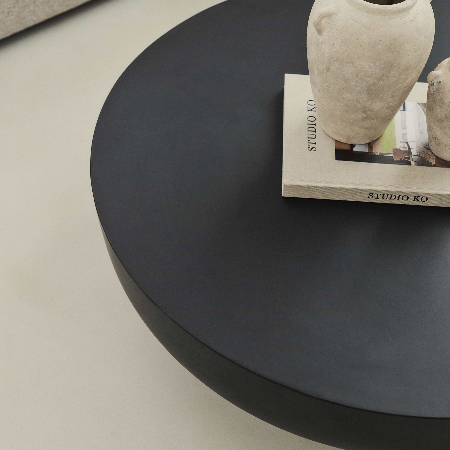 Enzo - Large Minimal Onyx Round Coffee Table